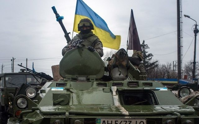 Des soldats ukrainiens à bord de blindés à l'est de l'Ukraine, dans la région de Donetsk, le 1er février 2015. (Crédit : AFP/Oleksander Stashevsky)