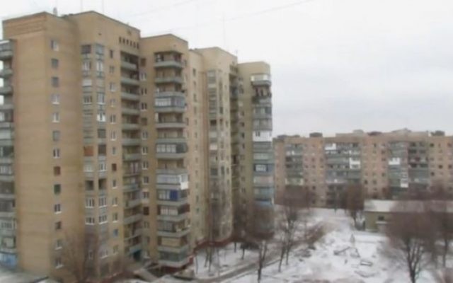 Une vue de la ville de Kramatorsk à l'Est de l'Ukraine pendant qu'elle est bombardée par les forces pro-russes le 10 février 2015 (Crédit : capture d'écran YouTube)