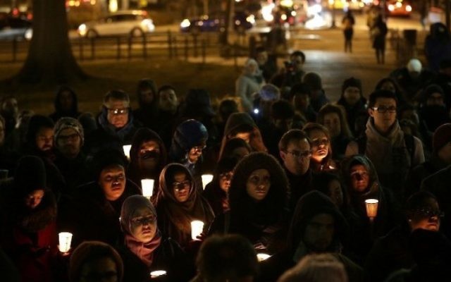 Des partisans du Conseil des relations américano-islamiques organisent une veillée à Dupont Circle, Washington, DC, le 12 février 2015. Crédit : AFP/Win McNamee/Getty Images)