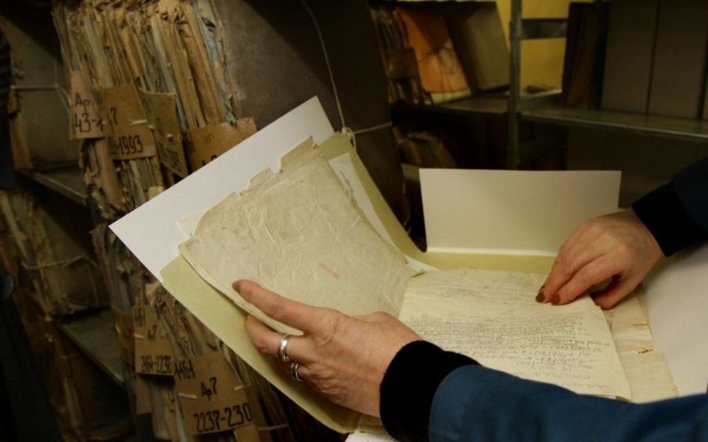 Une archiviste prépare les documents de Vilnius à numériser pour le YIVO le 26 janvier 2015 (Crédit : AFP PHOTO / PETRAS MALUKAS)