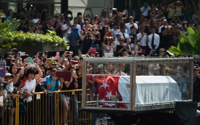La dépouille de l'ancien premier ministre Lee Kuan Yew a été transférée au Parlement où elle était présentée au public jusqu'à son enterrement. (Crédit : AFP PHOTO / MOHD RASFAN La dépouille de l'ancien premier ministre Lee Kuan Yew a été transférée au Parlement où elle était présentée au public jusqu'à son enterrement. (Crédit : AFP PHOTO / MOHD RASFAN