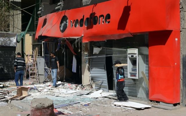 L'un des commerces visés par l'attentat du Caire du 26 février 2015 qui a tué une personne (Crédit : MOHAMED EL-SHAHED / AFP)