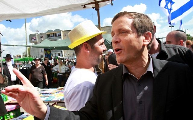 Isaac Herzog dans un marché dans la ville de Lod le 3 mars 2015 (Crédit : AFP/GIL COHEN-MAGEN) Isaac Herzog dans un marché dans la ville de Lod le 3 mars 2015 (Crédit : AFP/GIL COHEN-MAGEN)
