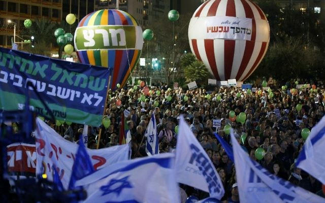 Des milliers d'Israéliens anti-Netanyahu rassemblés à Tel Aviv - 7 mars 2015 (Crédit : Jack Guez/AFP) Des milliers d'Israéliens anti-Netanyahu rassemblés à Tel Aviv - 7 mars 2015 (Crédit : Jack Guez/AFP)
