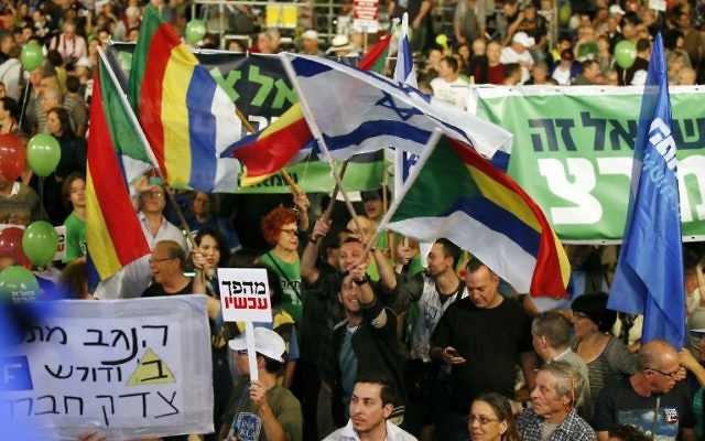Des milliers d'Israéliens anti-Netanyahu rassemblés à Tel Aviv - 7 mars 2015 (Crédit : Jack Guez/AFP) Des milliers d'Israéliens anti-Netanyahu rassemblés à Tel Aviv - 7 mars 2015 (Crédit : Jack Guez/AFP)
