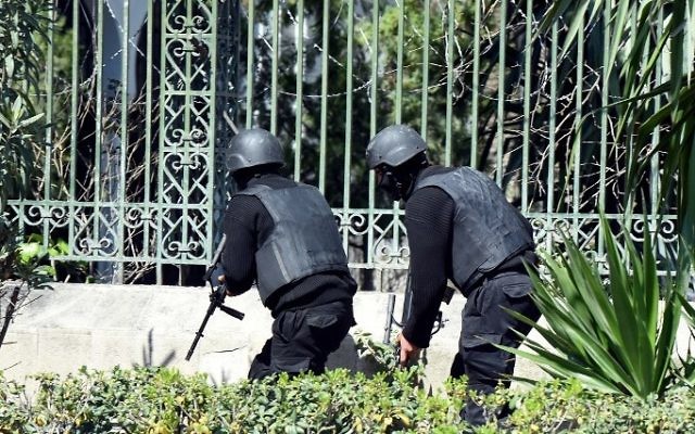 Les forces de sécurité tunisiennes en train de sécuriser la zone après que des hommes armés aient attaqué le célèbre Musée du Bardo de Tunis le 18 mars 2015 (Crédit : AFP/ FETHI BELAID)
