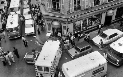 Les secours et la police rue des Rosiers, à Paris, après un attentat qui a fait six morts et 22 blessés, le 9 août 1982. (Crédit : Jacques Demarthon/AFP)