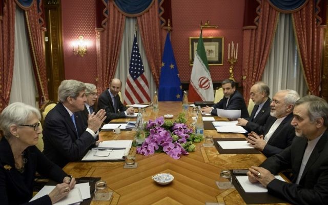 (De g) La sous-secrétaire pour les Affaires politiques, Wendy Sherman, le secrétaire d'Etat américain John Kerry, le secrétaire américain de l'Énergie Ernest Moniz, Robert Malley, membre du Conseil national de sécurité des États-Unis, le sous-ministre iranien des Affaires étrangères Abbas Araghchi, le chef de l'agence de l'énergie atomique Ali Akbar Salehi, le ministre iranien des Affaires étrangères Javad Zarif et Hossein Fereydoun, adjoint spécial au président iranien, assistent à une réunion à l'hôtel Beau Rivage - 29 mars 2015 à Lausanne, Suisse. (Crédit : AFP PHOTO / POOL / BRENDAN SMIALOWSKI)