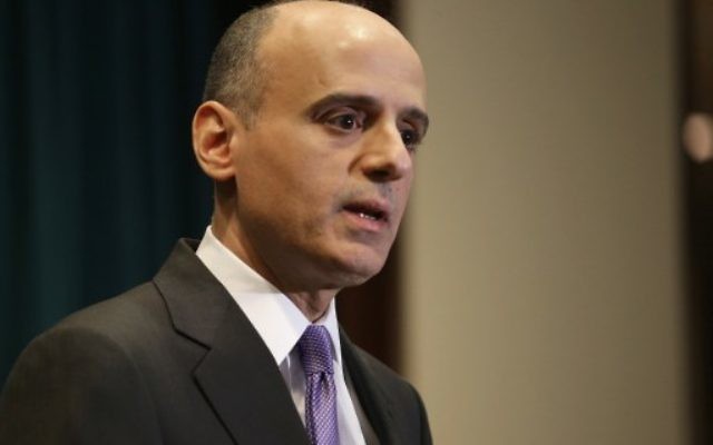 L'ambassadeur saoudien aux États-Unis Adel bin Ahmed Al-Jubeir annonce que l'Arabie saoudite mène des frappes aériennes militaires au Yémen lors d'une conférence de presse- 25 mars 2015  (Crédit : Chip Somodevilla / Getty Images / AFP)