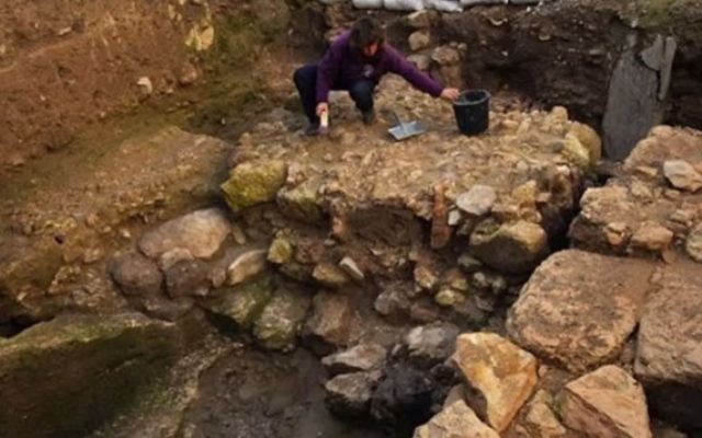 Un archéologue britannique associe cette maison de Nazareth à un ancien texte en suggérant qu’il s’agirait de la maison où Marie et Joseph ont élevé leur fils (Crédit : capture d'écran YouTube). Un archéologue britannique associe cette maison de Nazareth à un ancien texte en suggérant qu’il s’agirait de la maison où Marie et Joseph ont élevé leur fils (Crédit : capture d'écran YouTube).