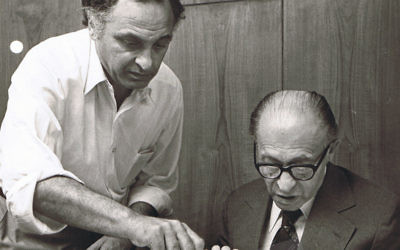 Yehuda Avner (à gauche) au travail avec le Premier ministre Menahem Begin en 1980. (Crédit : Autorisation de Moriah Films)