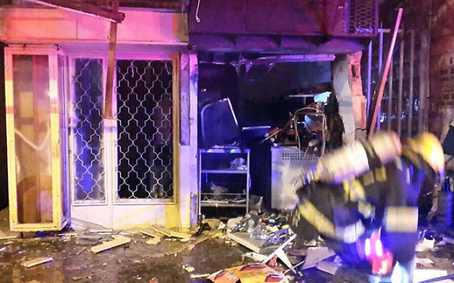 Le magasin détruit sur la rue Hehalutz à Haifa par une explosion le 9 mars 2015 (Crédit : United Hatzalah Emergency Services)