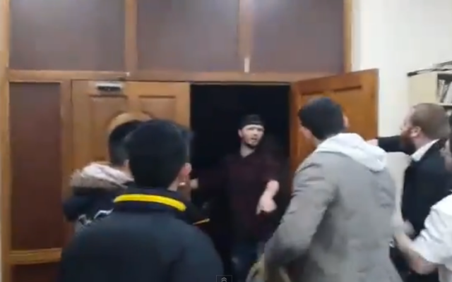 Capture d’écran de l'attaque de la synagogue de Londres dans la soirée du 22 mars 2015 (Crédit : YouTube) Capture d’écran de l'attaque de la synagogue de Londres dans la soirée du 22 mars 2015 (Crédit : YouTube)