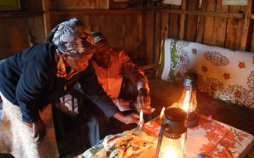 Yosef Njogu et son épouse Ruth préparant les bougies avant Shabbat dans leur maison de Kasuku, Kenya. (Crédit : Melanie Lidman / Times of Israël) Yosef Njogu et son épouse Ruth préparant les bougies avant Shabbat dans leur maison de Kasuku, Kenya. (Crédit : Melanie Lidman / Times of Israël)
