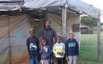 Yehuda Kimani et 4 membres de sa famille devant la synagogue de Kasuku, Kenya (Crédit : Melanie Lidman/Times of Israel) Yehuda Kimani et 4 membres de sa famille devant la synagogue de Kasuku, Kenya (Crédit : Melanie Lidman/Times of Israel)