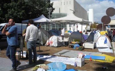 Des tentes sur le boulevard de Rothschild contre le prix des logements - 2 mars 2015 (Crédit : Melanie Lidman)