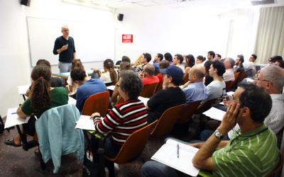 Des étudiants assistant à un cours à l'université hébraïque à Jérusalem (Crédit : Abir Sultan/Flash90)