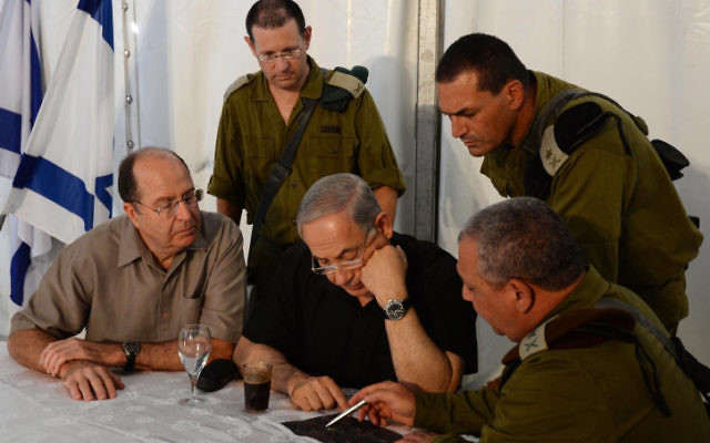 Benjamin Netanyahu (c), Maj. Gen. Gadi Eisenkot, (tout à droite) (Crédit : Kobi Gideon/ GPO/ Flash 90)
