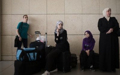 Des Palestiniens au poste-frontière d'Erez. Illustration. (Crédit : Flash90)