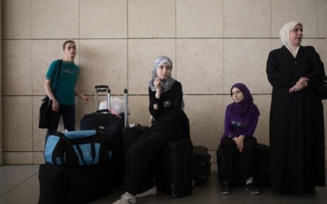 Des Palestiniens au poste-frontière d'Erez. Illustration. (Crédit : Flash90) Des Palestiniens au poste-frontière d'Erez. Illustration. (Crédit : Flash90)