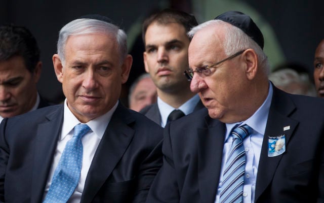 Le Premier ministre Benjamin Netanyahu et le président Reuven Rivlin au service de commémoration d'Yitzhak Rabin à Jérusalem le 5 mai 2014. (Crédit : Miriam Alster/Flash90)