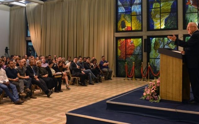 Le président Reuven Rivlin à la rencontre des citoyens israéliens abstentionnistes le 10 mars 2015 ( Crédit :  Kobi Gideon/GPO)