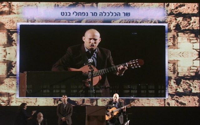 Naftali Bennett lors du meeting du 15 mars 2015 à Tel-Aviv (Crédit : Flash 90) Naftali Bennett lors du meeting du 15 mars 2015 à Tel-Aviv (Crédit : Flash 90)