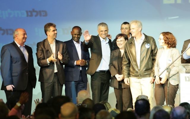 Les partisans du parti politique "Koulanou" dirigé par Moshe Kahlon, le soir des élections générales israéliennes pour le 20e Parlement - 17 mars, 2015. (Crédit : ALONI MOR FLASH90) Les partisans du parti politique "Koulanou" dirigé par Moshe Kahlon, le soir des élections générales israéliennes pour le 20e Parlement - 17 mars, 2015. (Crédit : ALONI MOR FLASH90)