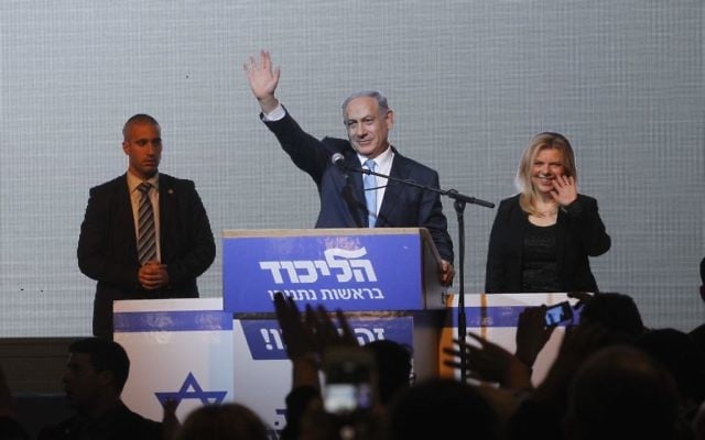 Le Premier ministre Benjamin Netanyahu et son épouse Sara au siège du Likud à Tel Aviv, après sa victoire aux élections générales, dans la nuit du 17 au 18 mars 2015. (Crédit : Miriam Alster/Flash90) Le Premier ministre Benjamin Netanyahu et son épouse Sara au siège du Likud à Tel Aviv, après sa victoire aux élections générales, dans la nuit du 17 au 18 mars 2015. (Crédit : Miriam Alster/Flash90)