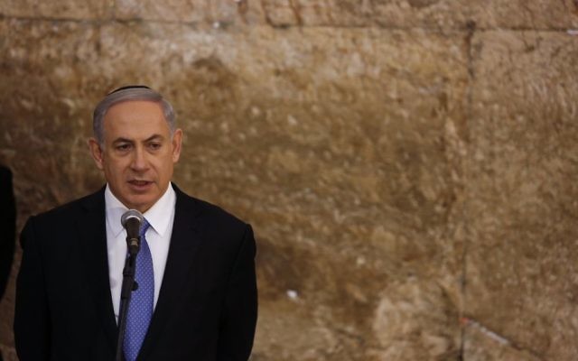 Benjamin Netanyahu au mur Occidental - 18 mars 2015 (Crédit : Flash 90) Benjamin Netanyahu au mur Occidental - 18 mars 2015 (Crédit : Flash 90)