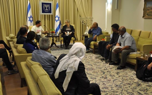 Reuven Rivlin reçoit une délégation d'Arabes israéliens à la résidence de Jérusalem- 29 mars 2015 (Crédit : Flash 90) Reuven Rivlin reçoit une délégation d'Arabes israéliens à la résidence de Jérusalem- 29 mars 2015 (Crédit : Flash 90)