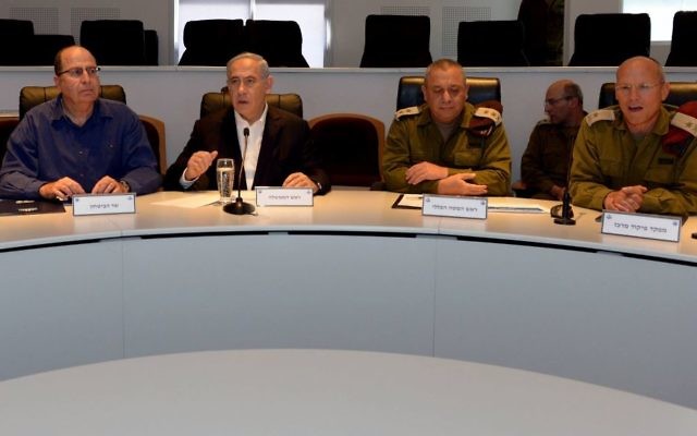 De gauche à droite : le ministre de la Défense Moshe Yaalon, le Premier ministre Benjamin Netanyahu, et des officiers de hauts rangs, en Cisjordanie, le 10 mars 2015. (Crédit : GPO) De gauche à droite : le ministre de la Défense Moshe Yaalon, le Premier ministre Benjamin Netanyahu, et des officiers de hauts rangs, en Cisjordanie, le 10 mars 2015. (Crédit : GPO)