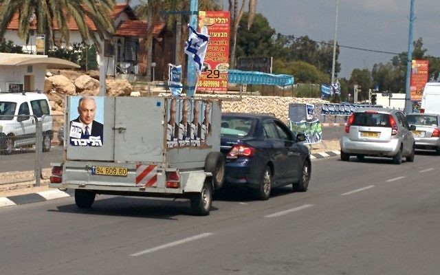 Un petit camion placardés d'affiches du Premier ministre Benjamin Netanyahu circule à Sderot (Crédit : Ilan Ben Zion/Times of Israel). Un petit camion placardés d'affiches du Premier ministre Benjamin Netanyahu circule à Sderot (Crédit : Ilan Ben Zion/Times of Israel).