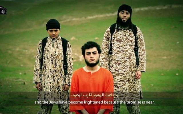 Muhammad Said Ismail Musallam en tenue orange - 10 mars 2015 (Crédit : capture d'écran YouTub)