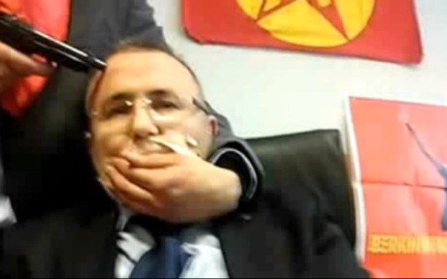Le procureur Mehmet Selim Kiraz pris en otage le 31 mars 2015 (Crédit : Capture d'écran YouTube ) Le procureur Mehmet Selim Kiraz pris en otage le 31 mars 2015 (Crédit : Capture d'écran YouTube )