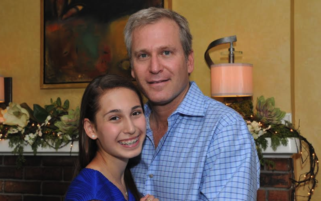 Zoe Butchen et son père Jeff, diagnostiqué atteint de la maladie de Parkinson. (Crédit : Courtesy of Zoe Butchen/JTA) Zoe Butchen et son père Jeff, diagnostiqué atteint de la maladie de Parkinson. (Crédit : Courtesy of Zoe Butchen/JTA)