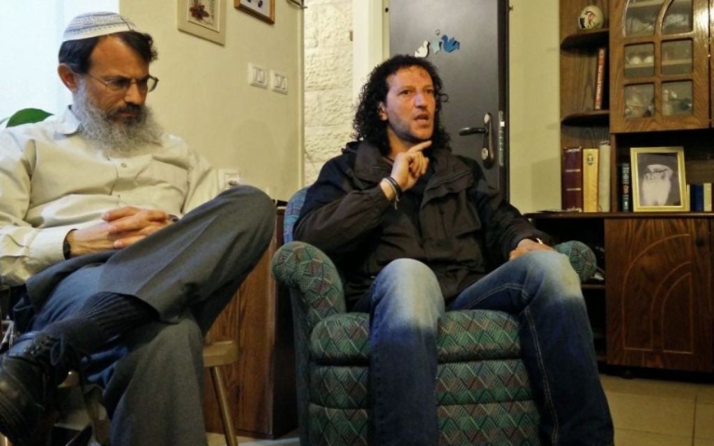Ali Abu Awwad (à droite), un activiste palestinien non-violent, s'adresse à un auditoire d'Israéliens au domicile du rabbin Hanan Schlesinger (à gauche), dans l'implantation juive Alon Shvut, mercredi 25 février 2015 (photo credit: Elie Leshem/Times of Israel).