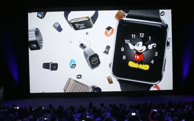 Le PDG d'Apple, Tim Cook, présente Apple Watch au Flint Center à Cupertino, en Californie, mardi 9 septembre 2014 (Crédit : Youtube video).