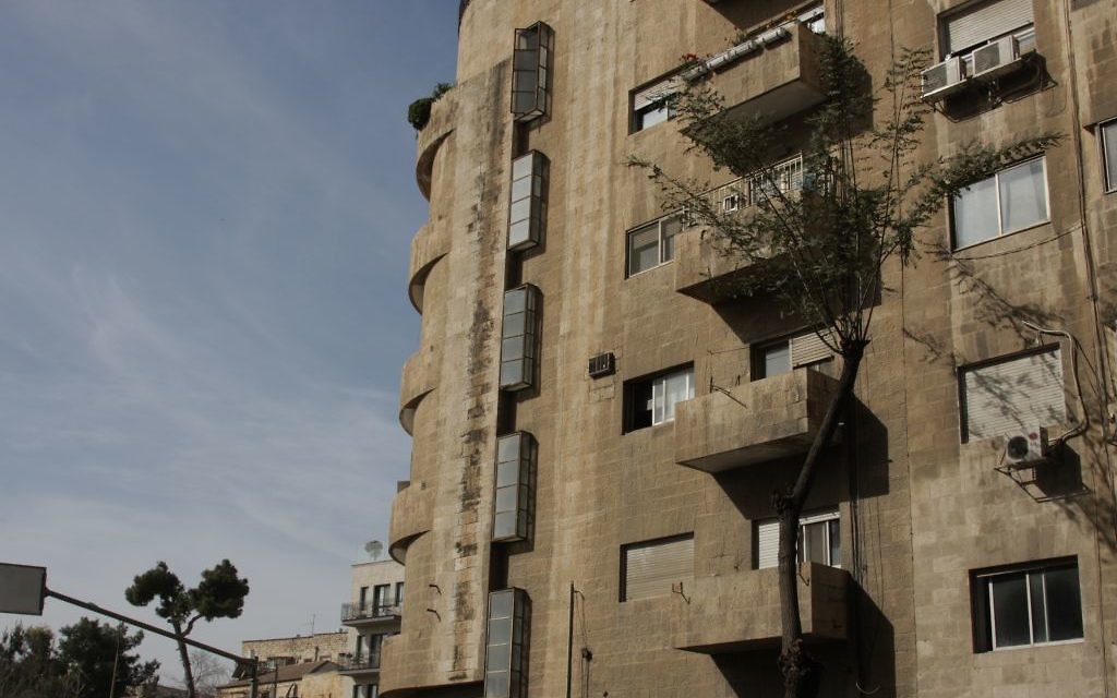 Le complexe d'appartements de Beit HaMaalot (Crédit : Shmuel Bar-Am)
