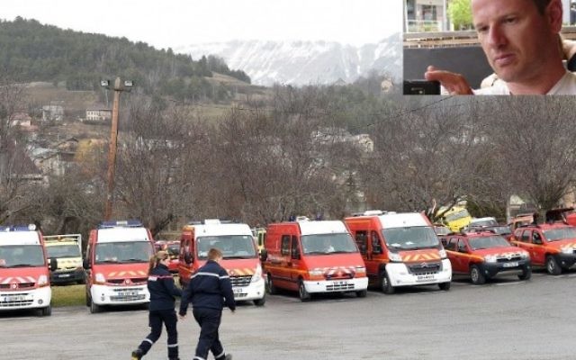 Les véhicules d'urgence sont stationnés le 24 mars 2015 dans le sud-est de la ville française de Seyne les Alpes après le crash d'un Airbus A320 allemand de la compagnie low-cost Germanwings. En médaillon: Eyal Baum. (Crédit : AFP / BORIS HORVAT et Facebook) Les véhicules d'urgence sont stationnés le 24 mars 2015 dans le sud-est de la ville française de Seyne les Alpes après le crash d'un Airbus A320 allemand de la compagnie low-cost Germanwings. En médaillon: Eyal Baum. (Crédit : AFP / BORIS HORVAT et Facebook)