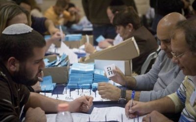 Le dépouillement des dernières urnes,  celles des soldats et autres élécteurs particuliers, au lendemain des élections légisaltives, le 18 mars 2015. (Crédit photo: Miriam Alster/Flash90)