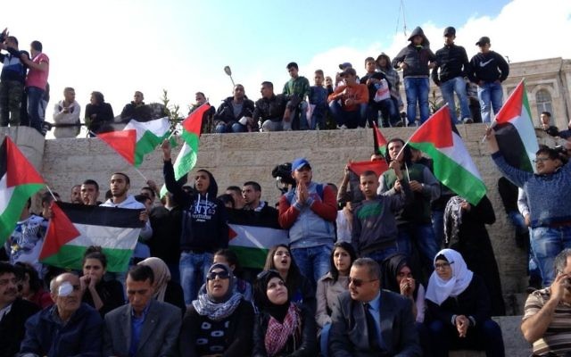 Des Palestiniens chantent des chansons nationalistes près de la porte de Damas, dans la Vieille Ville de Jérusalem, pour la Journée de la Terre, le 30 mars 2015. (Crédit : Elhanan Miller)