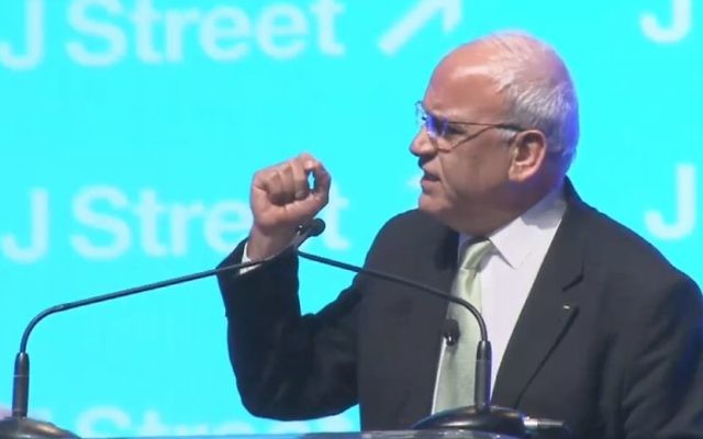 Le négociateur palestinien Saeb Erekat lors de la Conférence J street à Washington, le 23 mars 2015 (Crédit : Capture d'écran YouTube) Le négociateur palestinien Saeb Erekat lors de la Conférence J street à Washington, le 23 mars 2015 (Crédit : Capture d'écran YouTube)