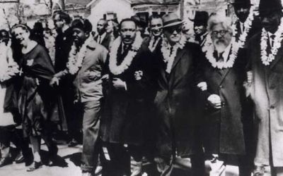 Le rabbin Abraham Joshua Heschel (deuxième à droite), lors de la marche à Selma avec le Révérend Martin Luther King, Jr., Ralph Bunche, le républicain John Lewis, le révérend Fred Shuttlesworth et le révérend CT Vivian. (Crédit : Autorisation de Susannah Heschel)