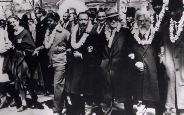 Le rabbin Abraham Joshua Heschel (deuxième à droite), lors de la marche à Selma avec le Révérend Martin Luther King, Jr., Ralph Bunche, le républicain John Lewis, le révérend Fred Shuttlesworth et le révérend CT Vivian. (Crédit : Autorisation de Susannah Heschel)