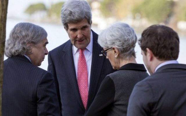 Le secrétaire d'Etat américain John Kerry rencontre le secrétaire à l'Énergie Ernest Moniz (à gauche) et la sous-secrétaire d'État adjoint aux affaires politiques et négociatrice sur le nucléaire Wendy Sherman avant une réunion avec le ministre iranien des Affaires étrangères Mohammad Javad Zarif pour un nouveau round de négociations sur le nucléaire, le 3 mars 2015 à Montreux, en Suisse. (Crédit photo: AFP) Le secrétaire d'Etat américain John Kerry rencontre le secrétaire à l'Énergie Ernest Moniz (à gauche) et la sous-secrétaire d'État adjoint aux affaires politiques et négociatrice sur le nucléaire Wendy Sherman avant une réunion avec le ministre iranien des Affaires étrangères Mohammad Javad Zarif pour un nouveau round de négociations sur le nucléaire, le 3 mars 2015 à Montreux, en Suisse. (Crédit photo: AFP)