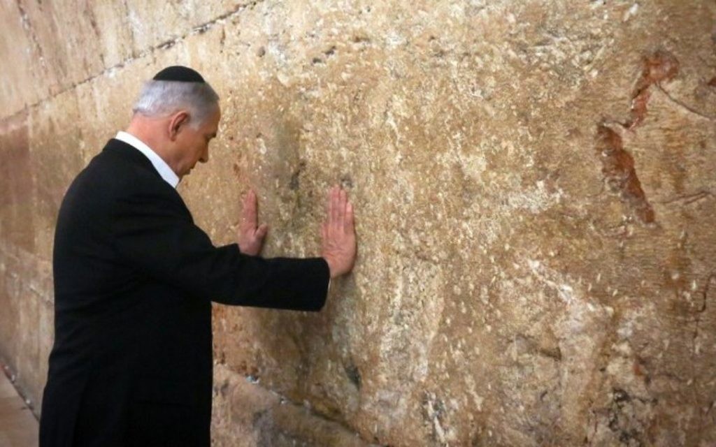 Le Premier ministre Benjamin Netanyahu au mur Occidental, dans la Vieille Ville de Jérusalem, le 28 février 2015. (Crédit : Marc Sellem/Pool/AFP) Le Premier ministre Benjamin Netanyahu au mur Occidental, dans la Vieille Ville de Jérusalem, le 28 février 2015. (Crédit : Marc Sellem/Pool/AFP)