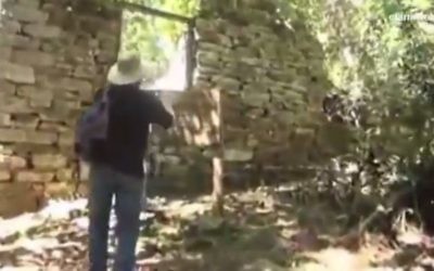 Une structure de pierre dans le parc national argentin Teius teyou Cuare, possiblement utilisée comme un repaire par des criminels de guerre nazis (Crédit : Capture d'écran YouTube / WebTV40).