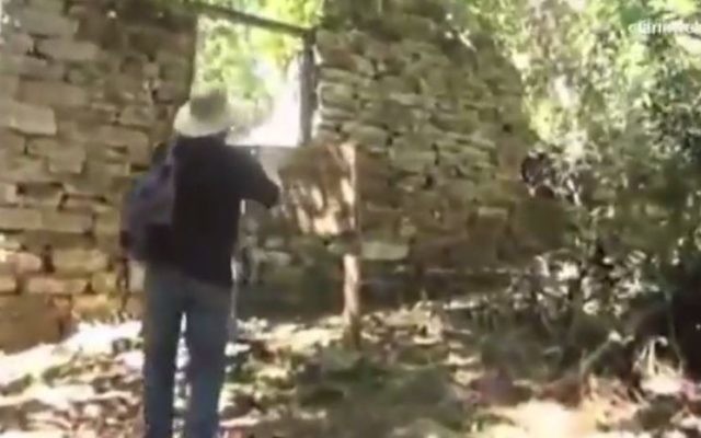 Une structure de pierre dans le parc national argentin Teius teyou Cuare, possiblement utilisée comme un repaire par des criminels de guerre nazis (Crédit : Capture d'écran YouTube / WebTV40). Une structure de pierre dans le parc national argentin Teius teyou Cuare, possiblement utilisée comme un repaire par des criminels de guerre nazis (Crédit : Capture d'écran YouTube / WebTV40).