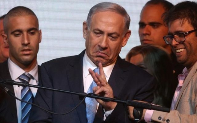 Le Premier ministre Netanyahu réagissant aux estimations de fin de soirée du 17 mars 2015 à Tel Aviv (Crédit : AFP/MENAHEM KAHANA)